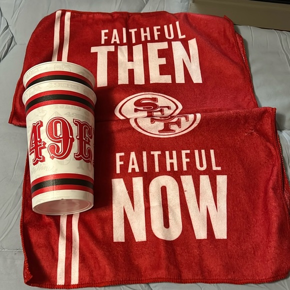 San Francisco 49ers Set: 2-cups and 2 Fan towels. NEW - Picture 1 of 8